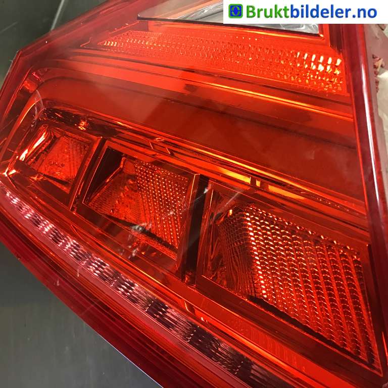 Baklykt venstre indre til Audi A8 2010-2013 (Type III, Fase 1)  (AUDI|4H0 495 093|596501|)