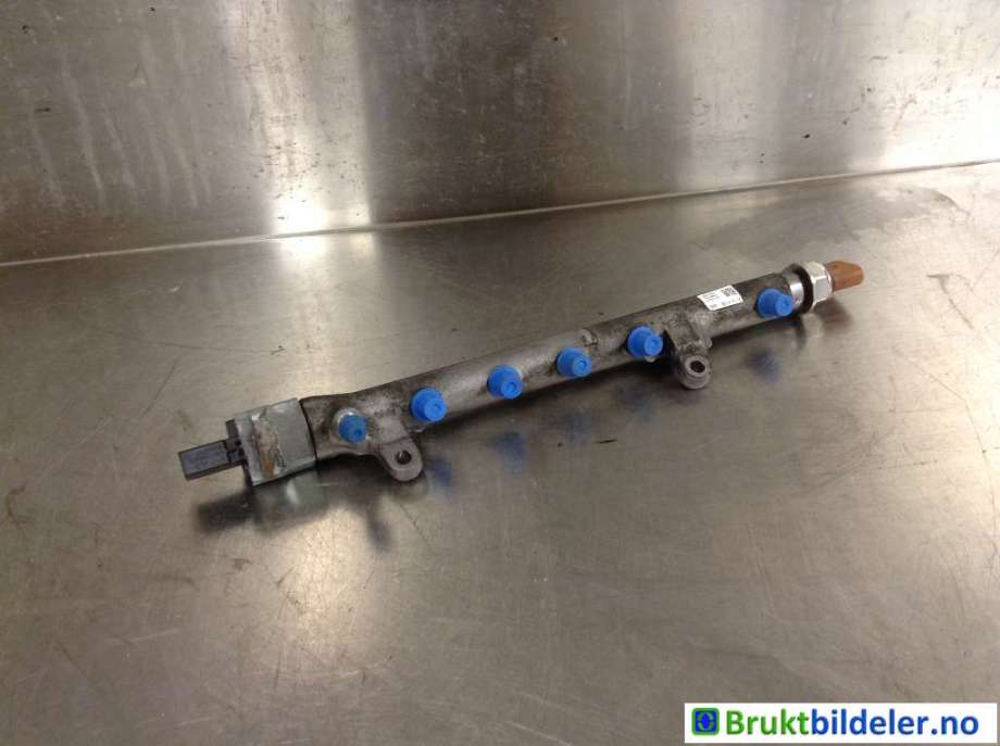 Dyseskinne (fuelrail) til VW Golf VI, 2008-2012 (VOLKSWAGEN|03L 130 089 H)