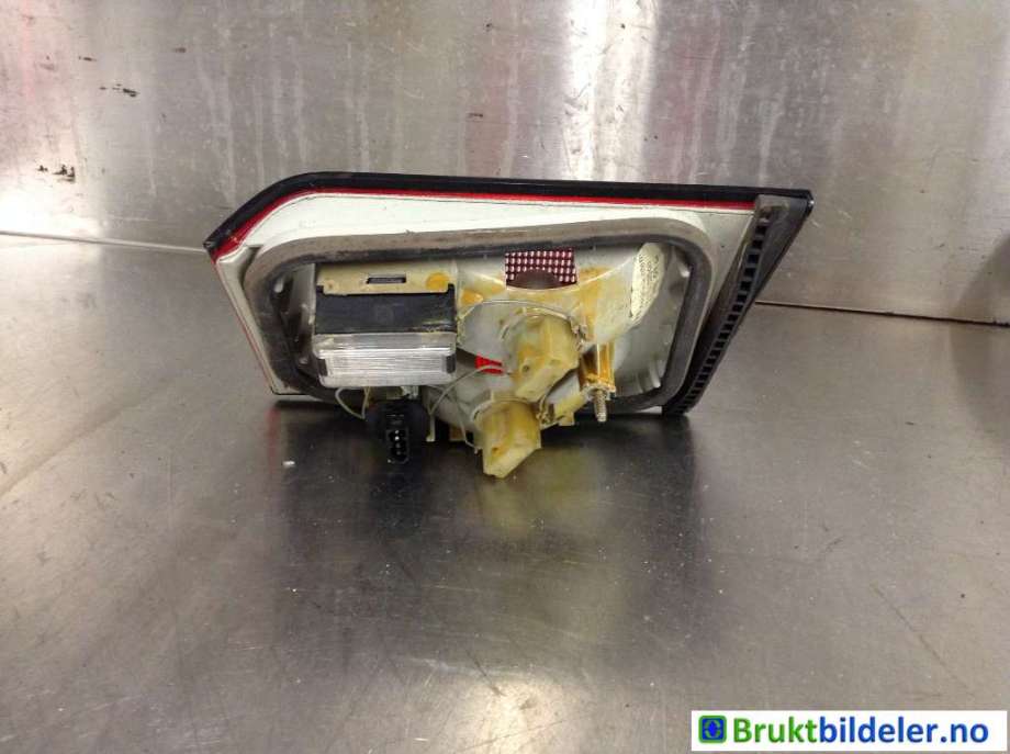 Baklykt venstre indre til BMW 5-Serie 1988-1996 (E34) (E34) (BMW|63 21 1 384 011|)