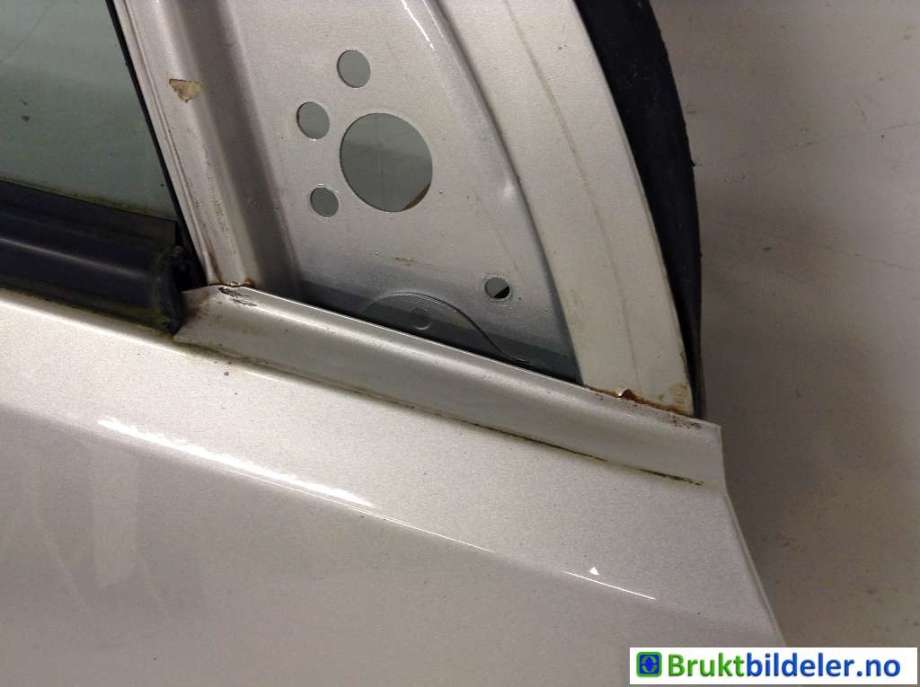 Dør høyre foran til Suzuki Grand Vitara 2005-2015 (Type III)  (SUZUKI|68001-65843|)