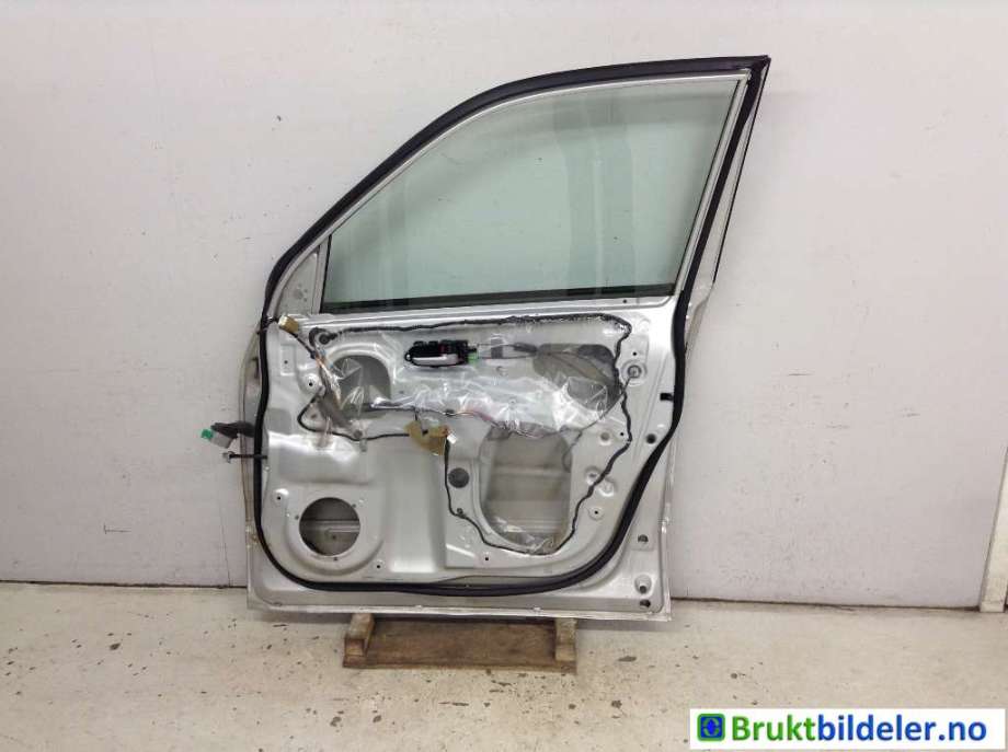 Dør høyre foran til Suzuki Grand Vitara 2005-2015 (Type III)  (SUZUKI|68001-65843|)