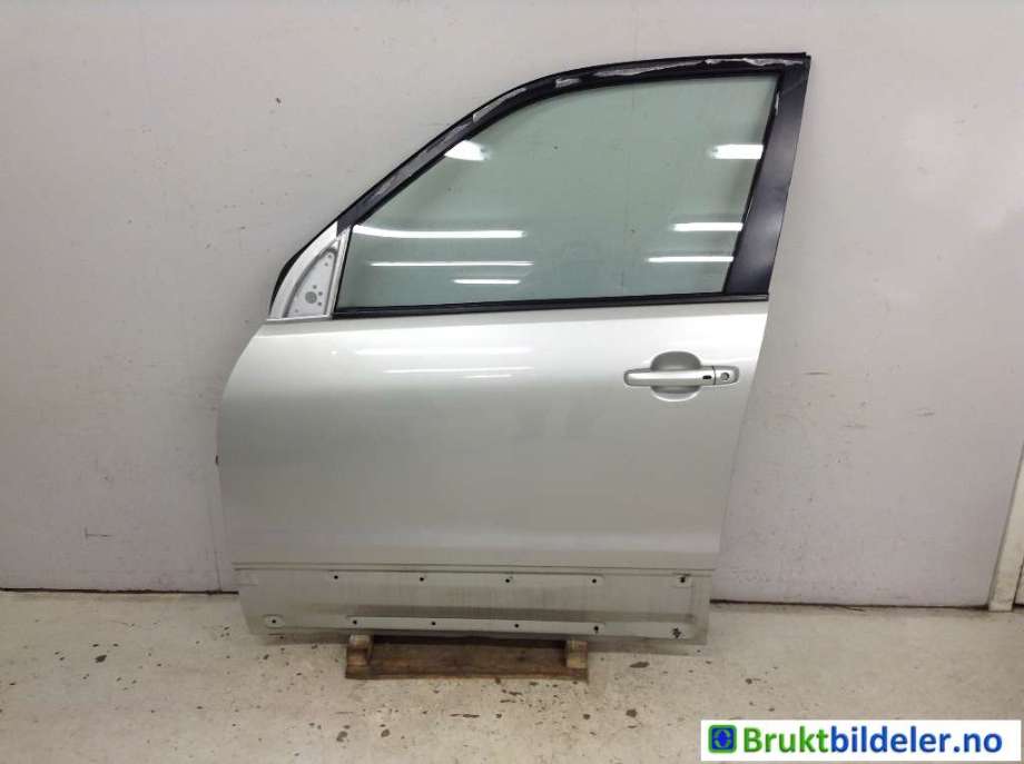 Dør venstre foran til Suzuki Grand Vitara, 2005-2015 (Type III)  (SUZUKI|68002-65843)