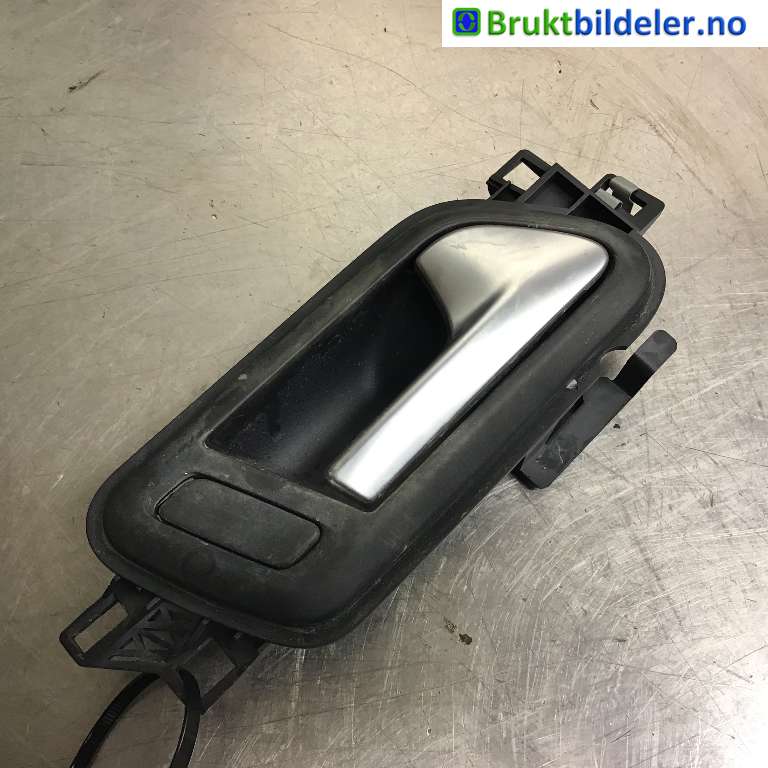 Dørhåndtak inv høyre til VW Amarok, 2010-2016 (Type I, Fase 1)  (VOLKSWAGEN|2H0 837 114 D)