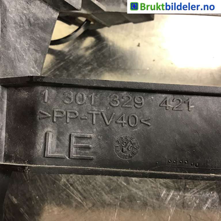 Frontlyktehus til VW Transporter / Caravelle 2003-2009 (Fase 1) (T5) (T5) (VOLKSWAGEN||1 301 329 421)