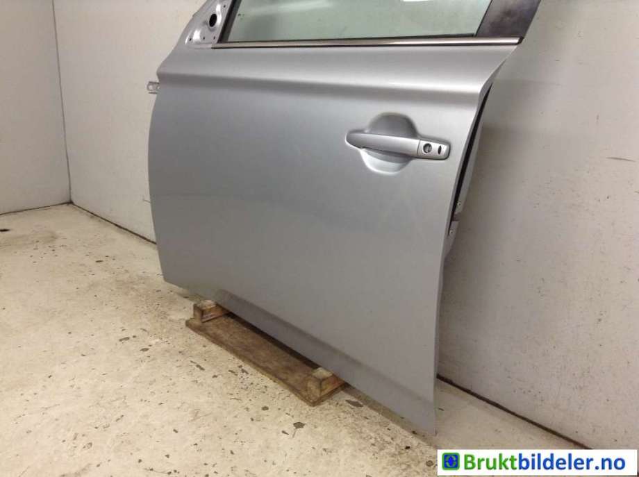 Dør venstre foran til Mitsubishi Outlander 2012-2015 (Type III, Fase 1)  (MITSUBISHI|5700B671|)