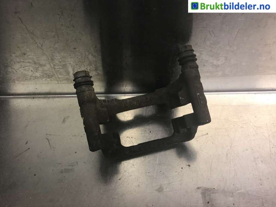 Bremsecaliper brakett til VW Caddy 2015-2020 (Type III, Fase 3) (VOLKSWAGEN|5Q0 615 426 A|)