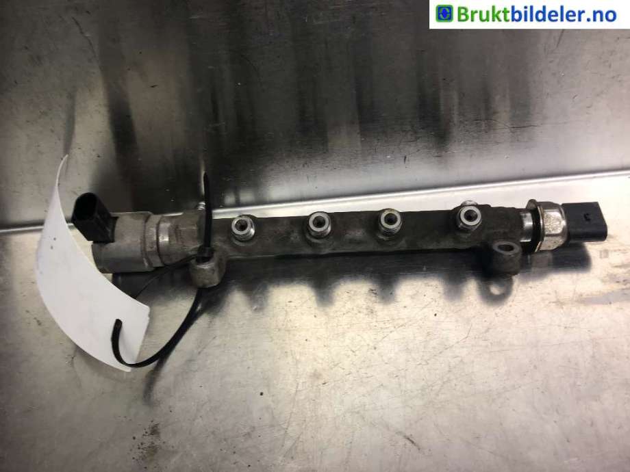 Dyseskinne (fuelrail) til VW Caddy, 2015-2020 (Type III, Fase 3)  (VOLKSWAGEN|04L 130 089 G)