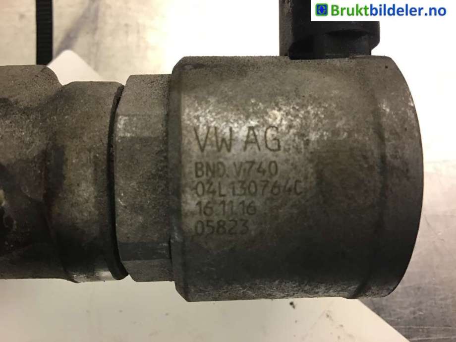 Dyseskinne (fuelrail) til VW Caddy 2015-2020 (Type III, Fase 3) (VOLKSWAGEN|04L 130 089 G||04L 089 G)