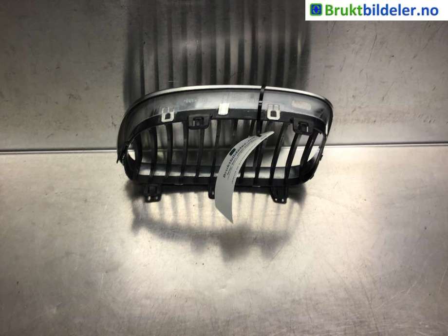 Grill høyre til BMW 1-Serie 2004-2011 (E81/E82/E87/E88) (E81/E82/E87/E88) (BMW|51 13 7 166 440|)