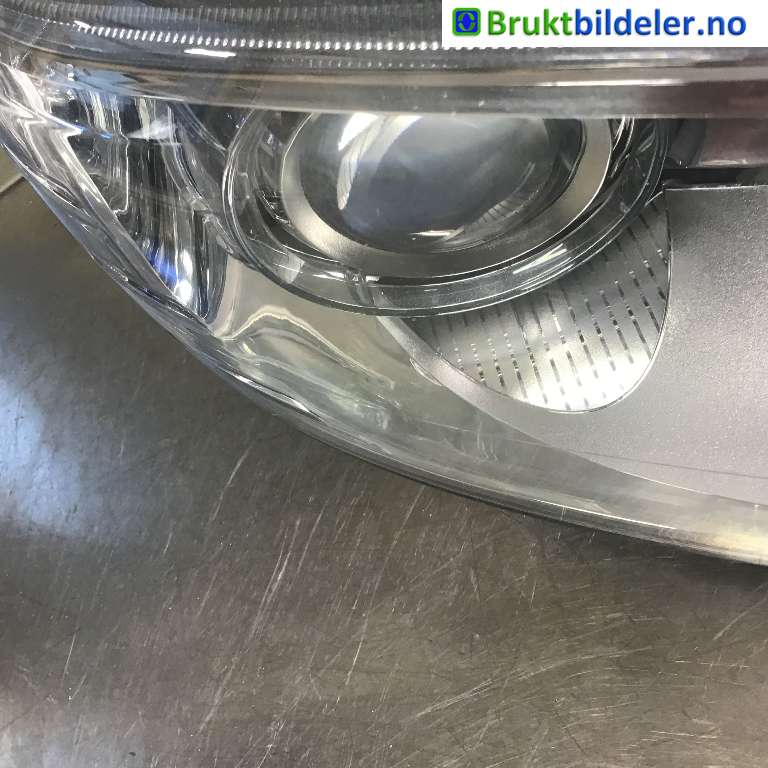 Frontlykt høyre xenon til Mercedes C-Klasse 2007-2011 (Fase 1) (W204) (W204) (MERCEDES|A 204 820 30 59|0 301 234 282 26|)