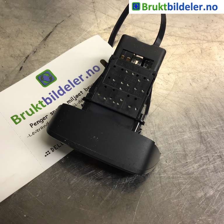 Bryter nødblink til Isuzu D-Max 2012-2017 (Type II, Fase 1)  (ISUZU|8974168050|M31541|)