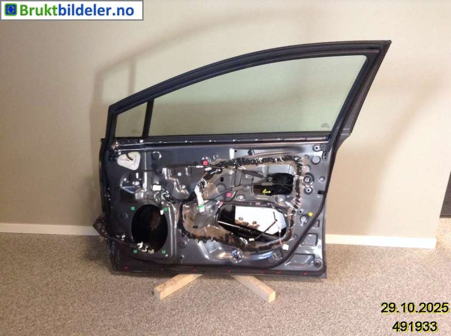 Dør høyre foran til Toyota Avensis 2009-2015 (Type III, Fase 1)  (TOYOTA|6700105070||6700105081)