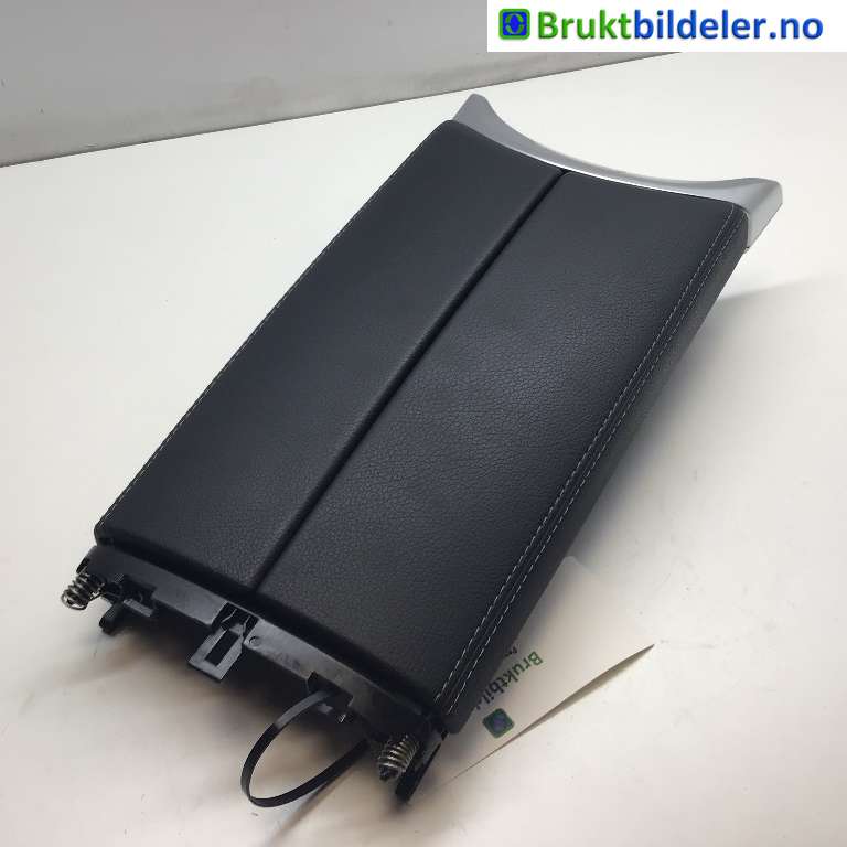 Sete armlene lokk til Mercedes EQC, 2019-->>  (MERCEDES|A 205 680 88 04)