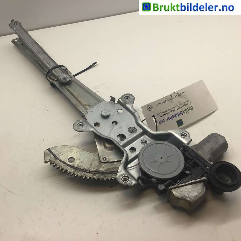 Ruteheis venstre foran til Suzuki Kizashi 2010-2014  (SUZUKI|83402-57L01|)