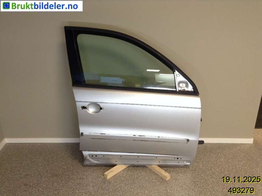 Dør høyre foran til VW Tiguan 2007-2011 (Type I, Fase 1)  (VOLKSWAGEN|5N0 831 056 B|)