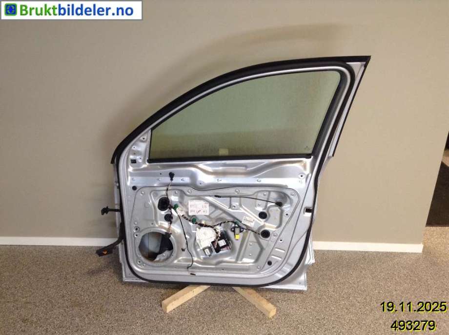 Dør høyre foran til VW Tiguan 2007-2011 (Type I, Fase 1)  (VOLKSWAGEN|5N0 831 056 B|)