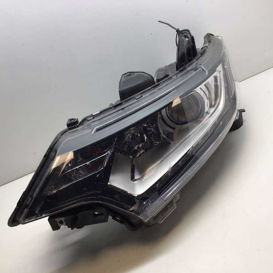 Frontlykt venstre halogen til Mitsubishi Outlander, 2015-->> (Type III, Fase 2)  (MITSUBISHI|8301C853)