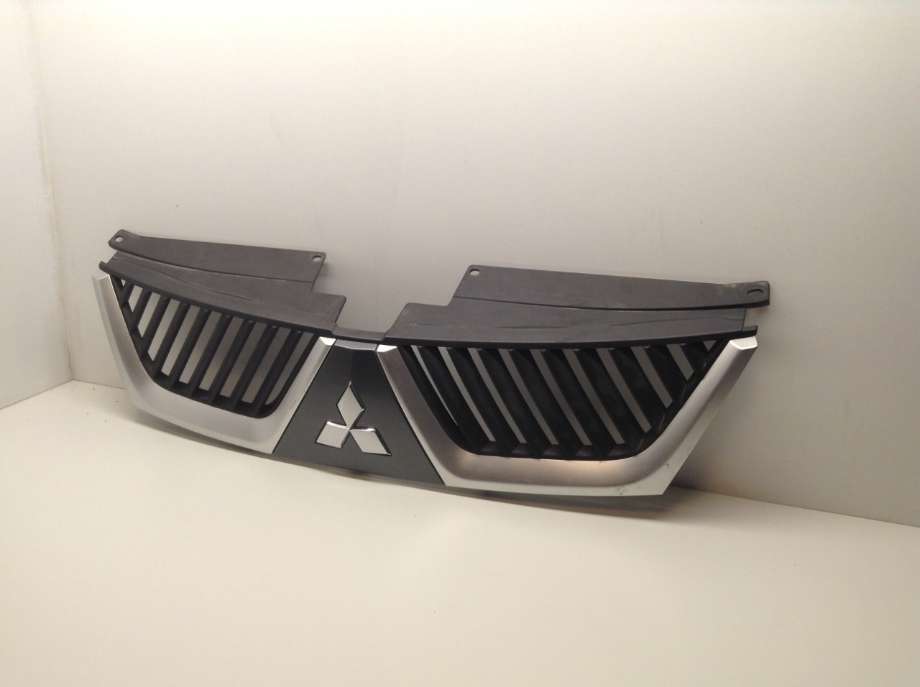 Grill til Mitsubishi Outlander, 2007-2010 (Type II, Fase 1)  (MITSUBISHI|7450A037HB)