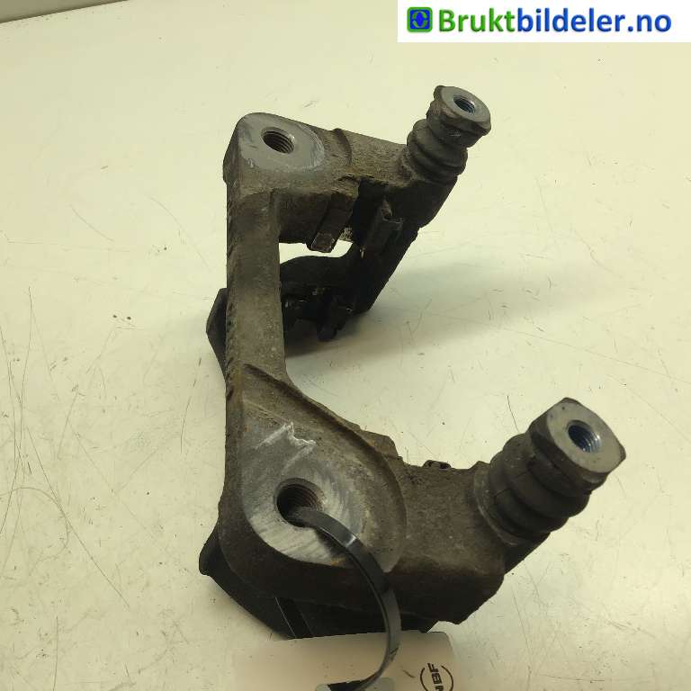 Bremsecaliper brakett til Nissan Navara, 2016-->> (D23) (D23) (NISSAN|D40145XA0A)