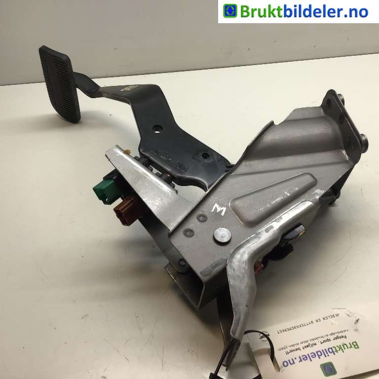 Pedal gass/brems/clutch til Nissan Navara, 2016-->> (D23) (D23) (NISSAN|465016KM0B)