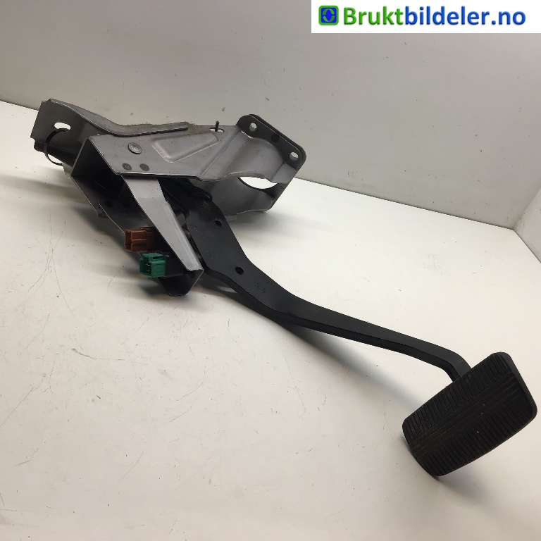 Pedal gass/brems/clutch til Nissan Navara 2016-->> (D23) (D23) (NISSAN|465016KM0B|)