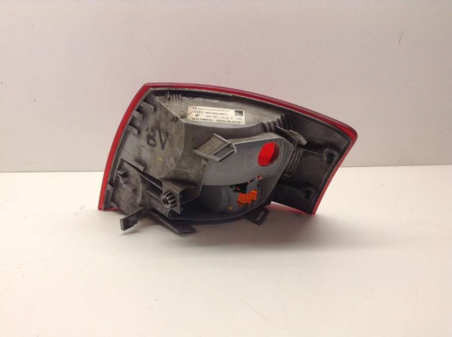 Baklykt venstre til Audi A4 2004-2008 (Type III) (B7) (B7) (AUDI|8E9 945 095 E|)