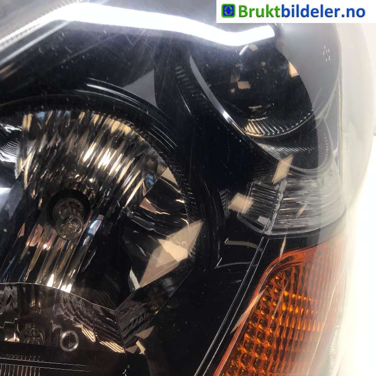 Frontlykt venstre halogen til Mitsubishi i-MiEV 2010-->> (MITSUBISHI|8301B309|)