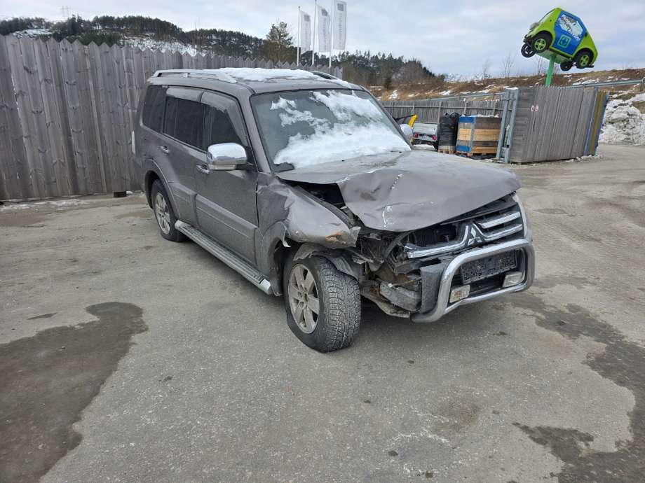 Dør høyre foran til Mitsubishi Pajero 2007-2016 (Type IV, Fase 1)  (MITSUBISHI|)