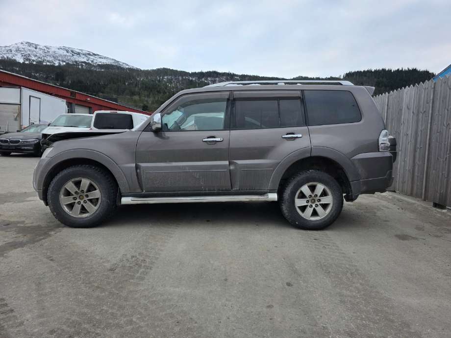 Dør venstre bak til Mitsubishi Pajero, 2007-2016 (Type IV, Fase 1)  (MITSUBISHI|)