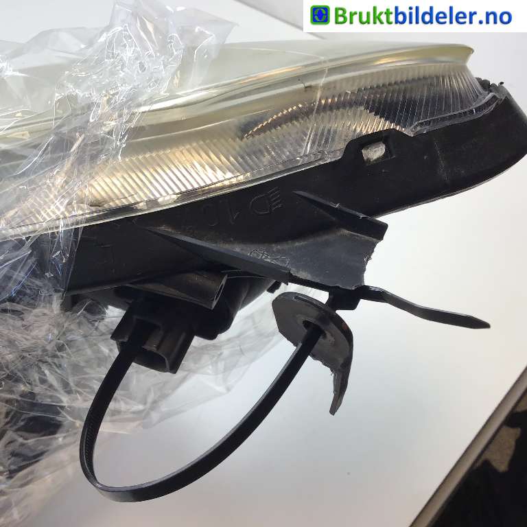 Frontlykt høyre halogen til Toyota Verso 2004-2009 (Type II)  (TOYOTA|81130-0F010|)