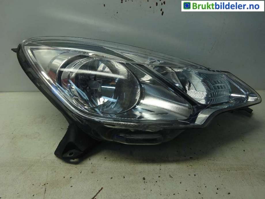 Frontlykt høyre halogen til Citroën DS3, 2010-2019  (CITROEN|16 069 316 80)