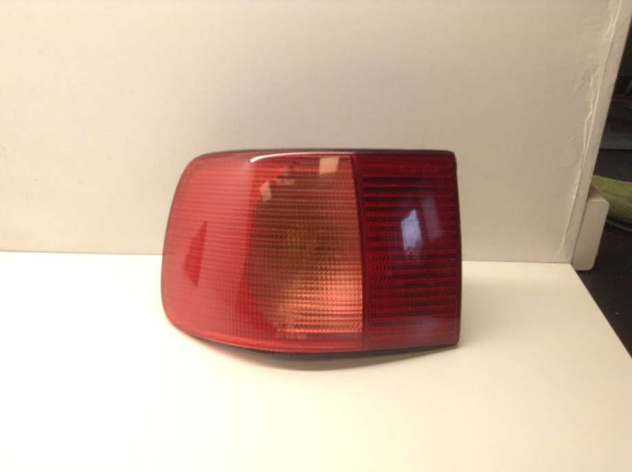 Baklykt venstre til Audi A8, 1995-2002 (Type I) (AUDI|4D0 945 095)