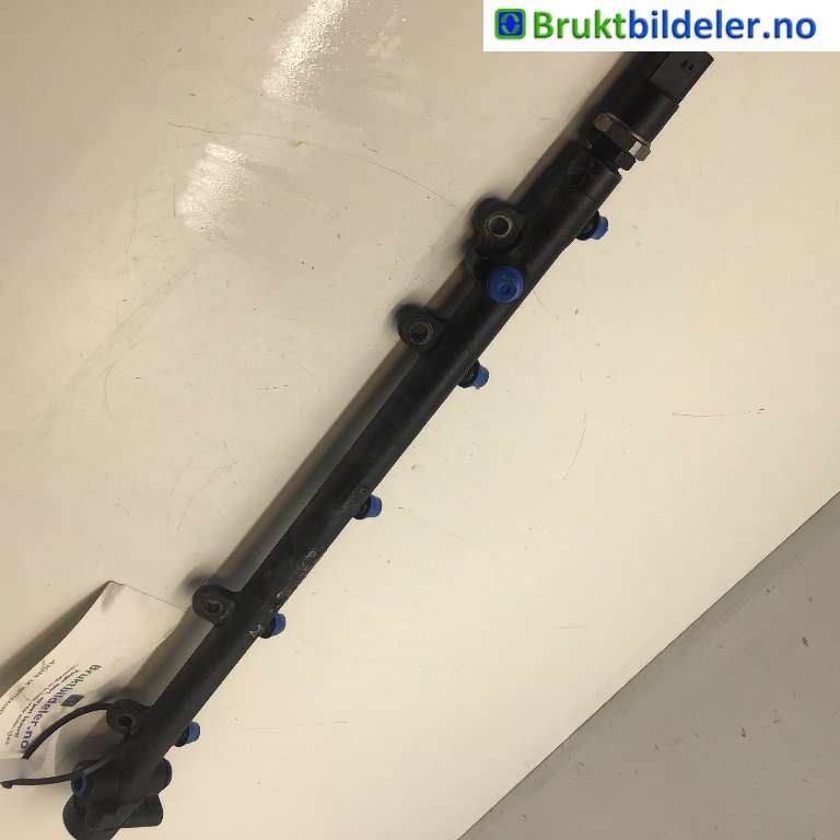 Dyseskinne (fuelrail) til Mercedes ML 1997-2005 (W163) (W163) (MERCEDES|A 612 070 00 95|0 445 215 007|)
