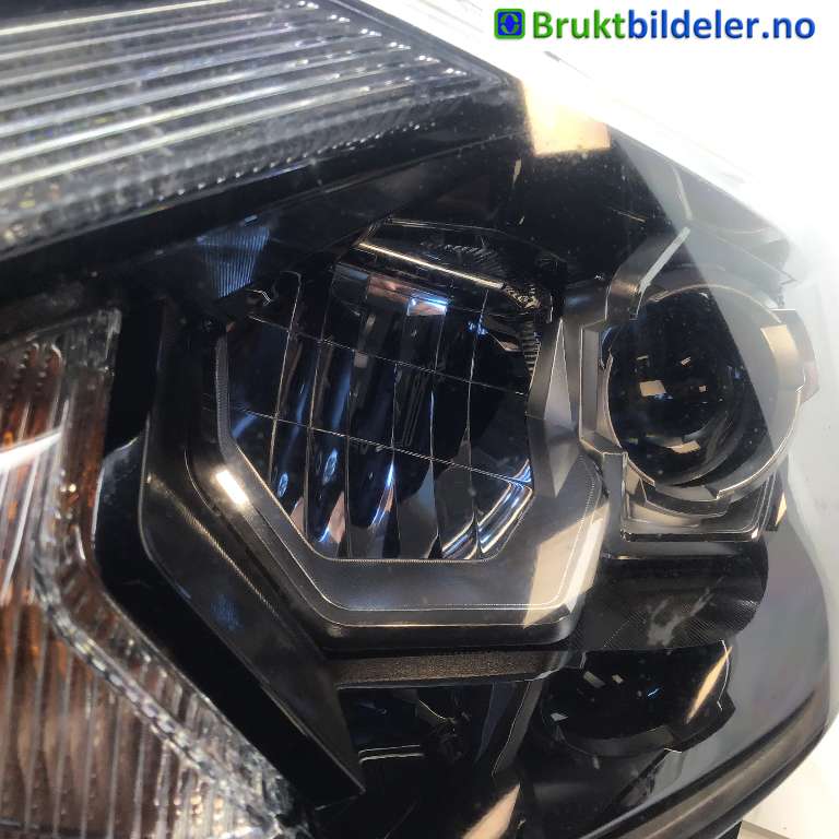 Frontlykt venstre halogen til Nissan Qashqai 2014-2021 (Type II) (NISSAN|260604EH1B|)