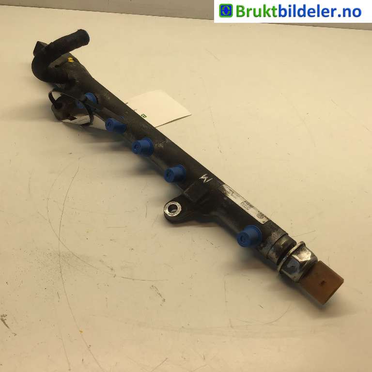 Dyseskinne (fuelrail) til Škoda Rapid 2012-2019  (SKODA|03L 130 089 B|)