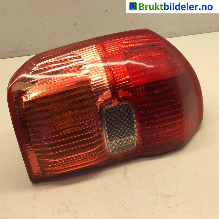 Baklykt venstre til Toyota RAV4, 2000-2006 (Type II)  (TOYOTA|81561-42060)