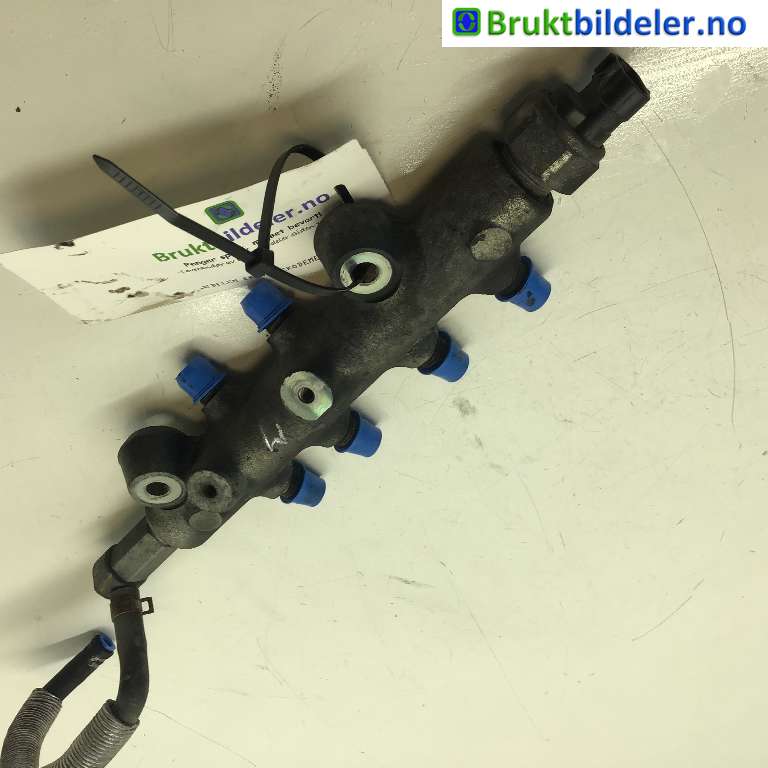 Dyseskinne (fuelrail) til Mazda 6, 2008-2010 (Type II, Fase 1)  (MAZDA|RF7J13GC0)