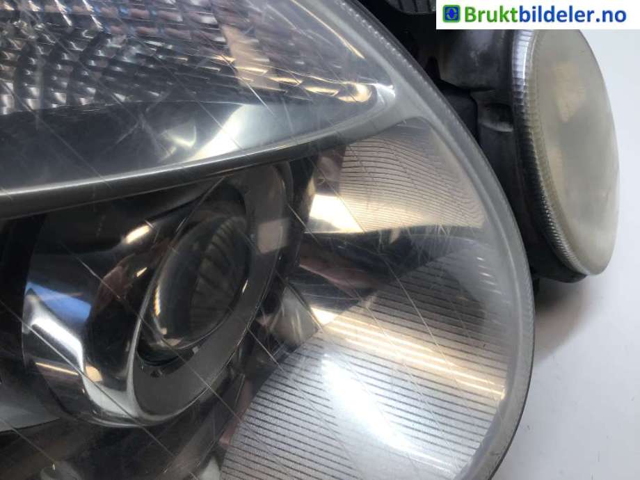 Frontlykt høyre halogen til Mercedes E-Klasse 2002-2006 (Fase 1) (W211) (W211) (MERCEDES|A 211 820 02 61|)
