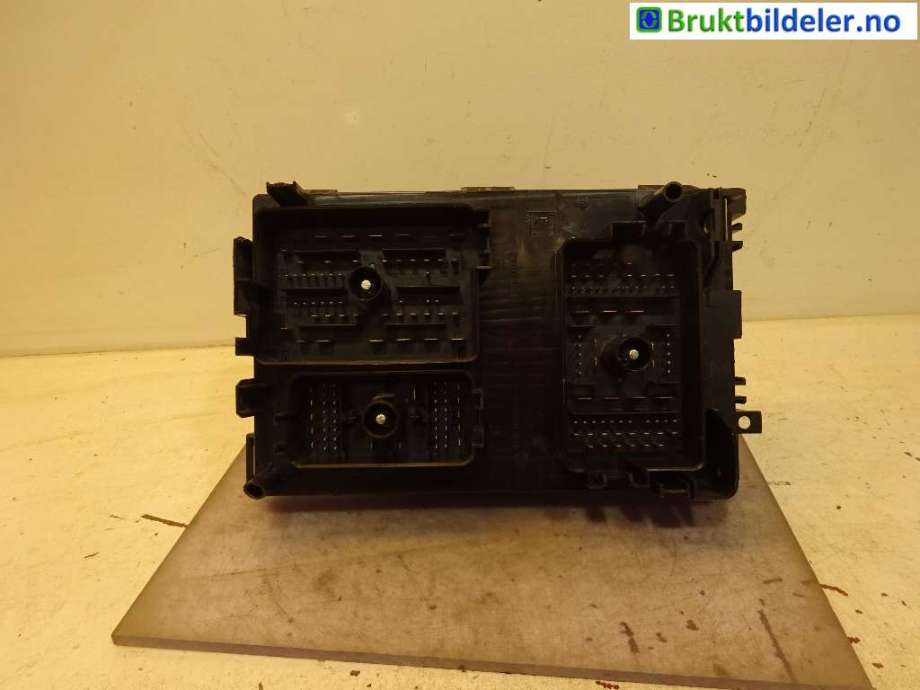 Sikringsboks til Opel Astra J 2010-2015  (OPEL|13368642|1110129AA|)