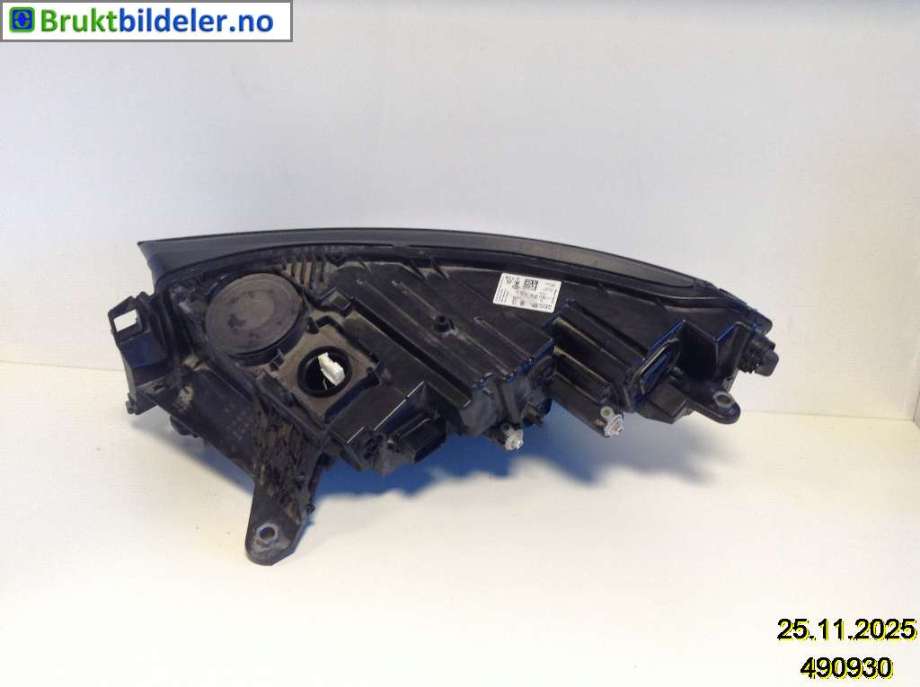 Frontlykt høyre halogen til Škoda Enyaq 2021-->> (SKODA|5LB 941 016|1EX 014 773-02|5LB 941 018)