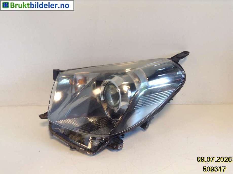 Frontlykt venstre halogen til Toyota iQ 2009-2014 (TOYOTA|8117074050|)