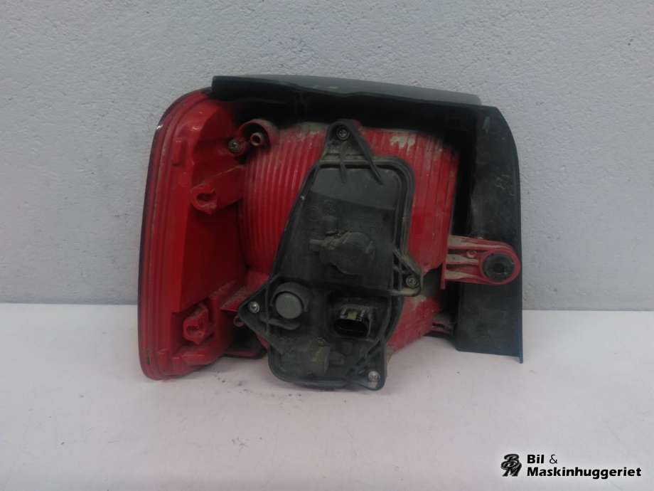 Baklykt høyre ytre til VW Touran 2010-2015 (Type I, Fase 3)  (HELLA|1T0945096R|)