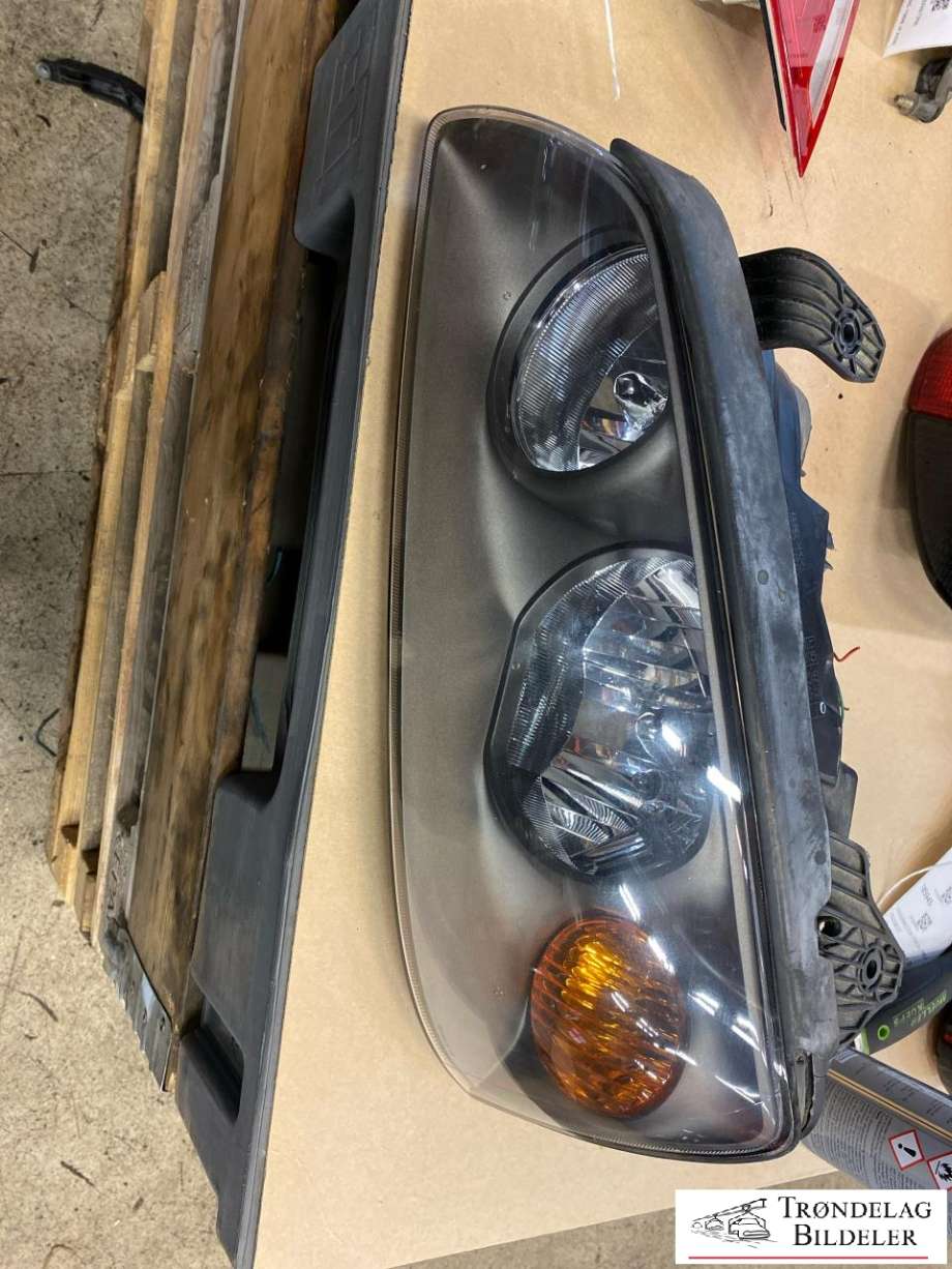 Frontlykt venstre halogen til Hyundai Elantra 2000-2007 (Type III) (92103 2D520|)