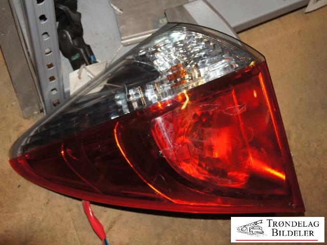 Baklykt venstre til Toyota Verso-S, 2011-2015 (COMBI) (COMBI) (81561-52730)