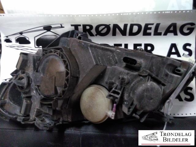 Frontlykt høyre halogen til Mercedes B-Klasse 2005-2008 (Fase 1) (W245) (W245) (MB|A1698291861|0301220202|)