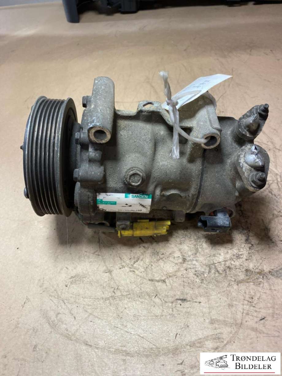 Aircondition kompressor til Peugeot Partner 2008-2015 (Type II, Fase 1)  (1607424980|1671553680|6453QJ|6453QK|6453QX|6453WK|6453WL|6453ZX|6453ZZ|6455ZZ|648701|648708|648709|9651910980|9656875880|9659875780|9670318880|9678038980|9678656080|9684960280|9819711680|9822826880|9824284580|1617992780|6453ZY|890743|ACP469)