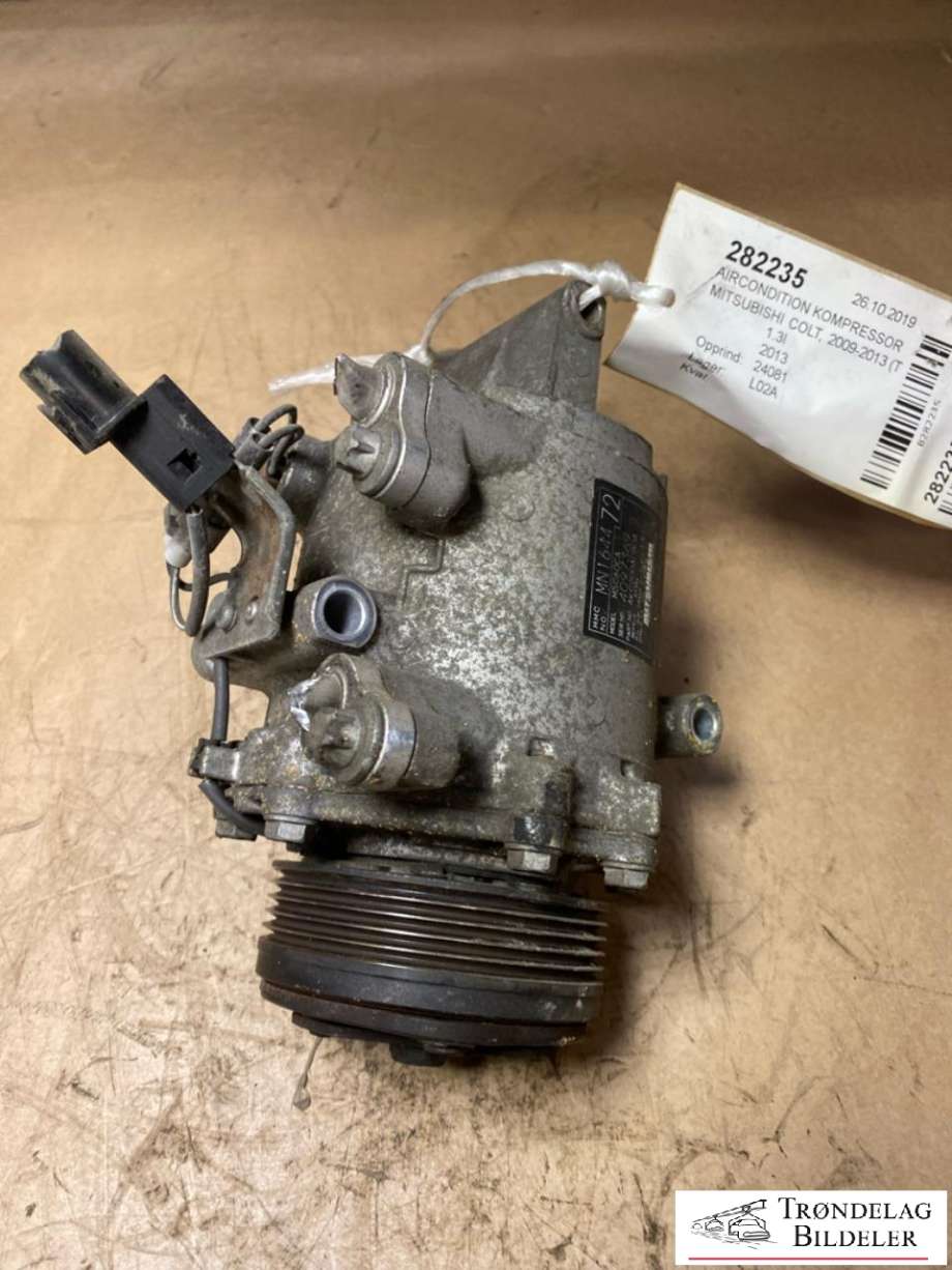 Aircondition kompressor til Mitsubishi Colt 2009-2013 (Type VII, Fase 2)  (MITSUBISHI|MN164472|MR568860|MR7813A138|7813A138|AKC011H090B|AKC200A080A|AKC200A080C|C200A080A|89591|51-0755|813116)