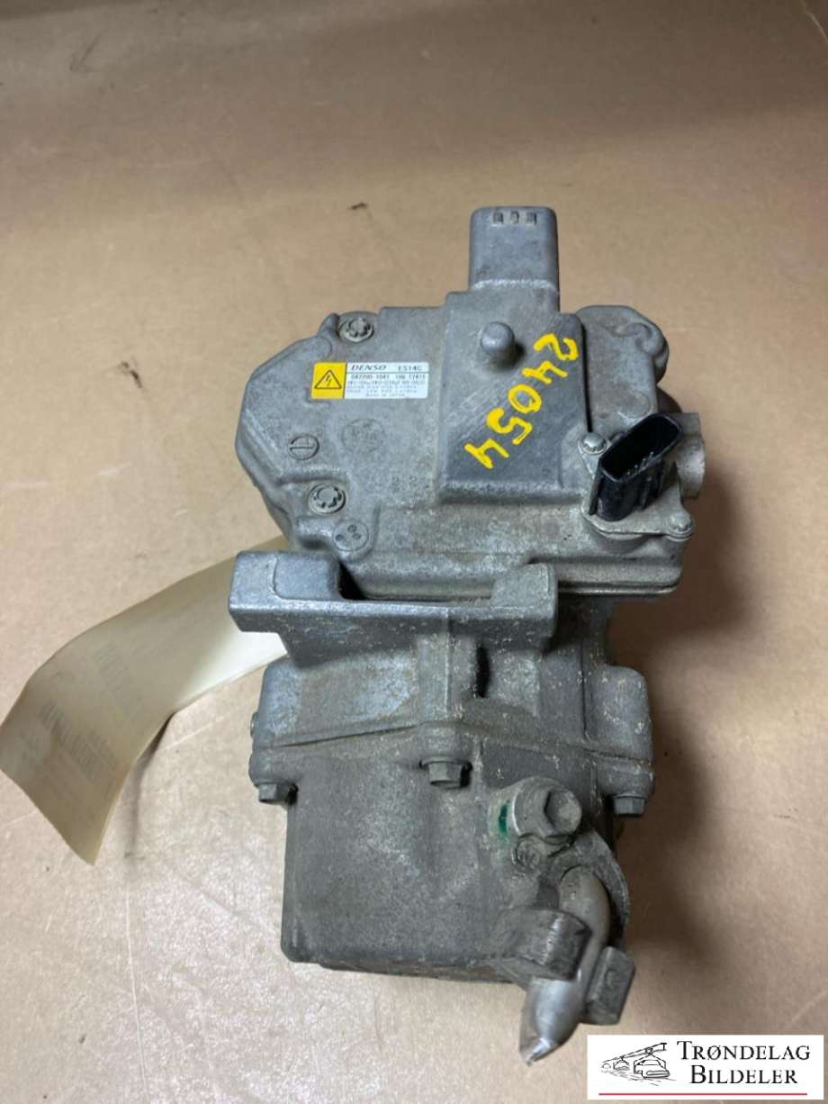 Aircondition kompressor hybrid til Toyota Yaris 2012-2014 (Type III, Fase 1)  (DENSO|88370-15010|88370-52010|88370-52011|88370-52012|042200-1041|51-1023|ACP01122)