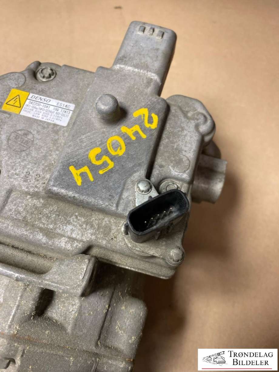 Aircondition kompressor hybrid til Toyota Yaris 2012-2014 (Type III, Fase 1)  (DENSO|88370-15010|88370-52010|88370-52011|88370-52012|042200-1041|51-1023|ACP01122)