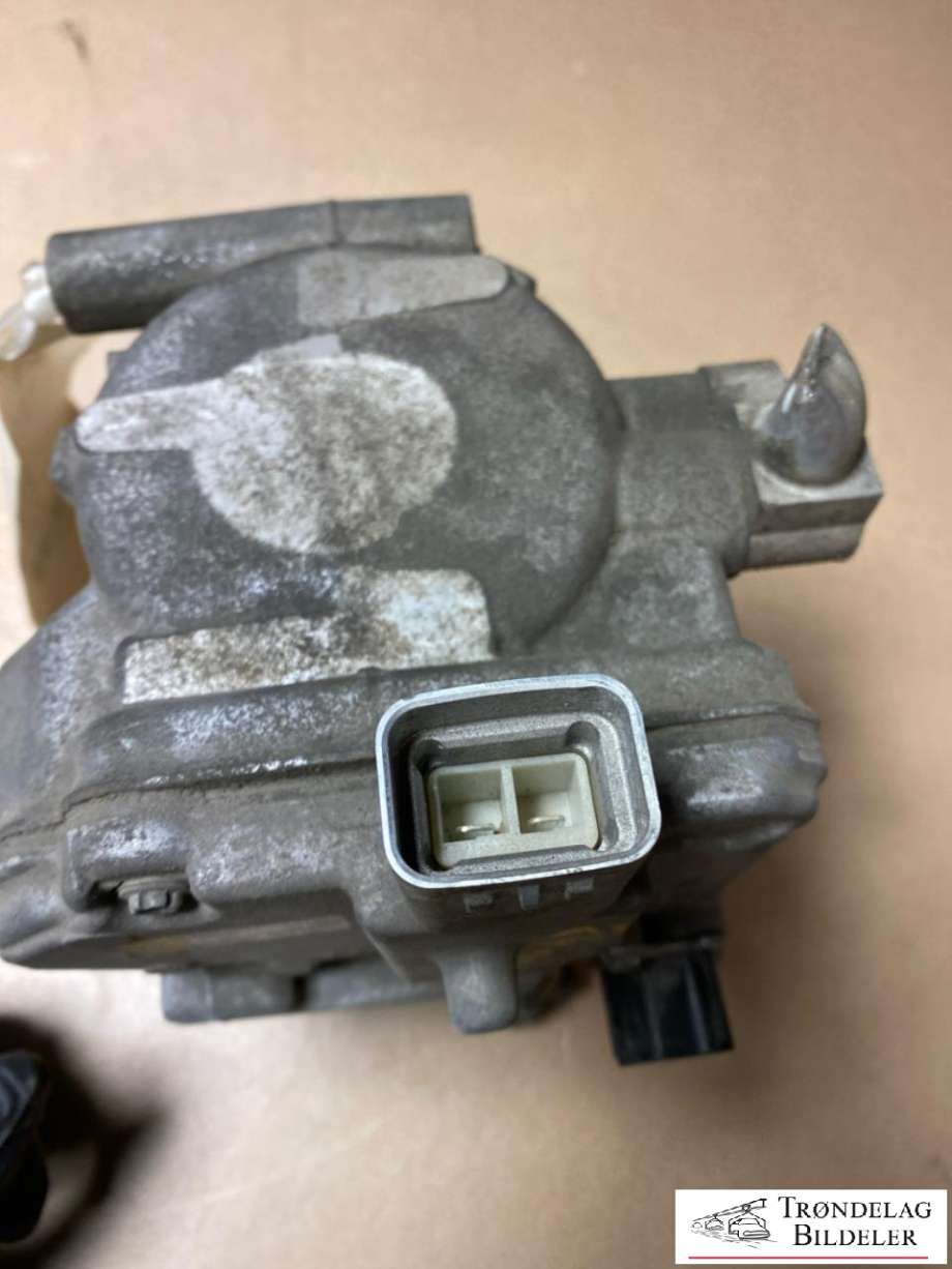 Aircondition kompressor hybrid til Toyota Yaris 2012-2014 (Type III, Fase 1)  (DENSO|88370-15010|88370-52010|88370-52011|88370-52012|042200-1041|51-1023|ACP01122)